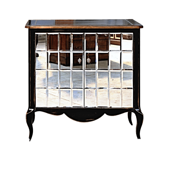 интерьерный комод с зеркальными дверцами в старинном стиле