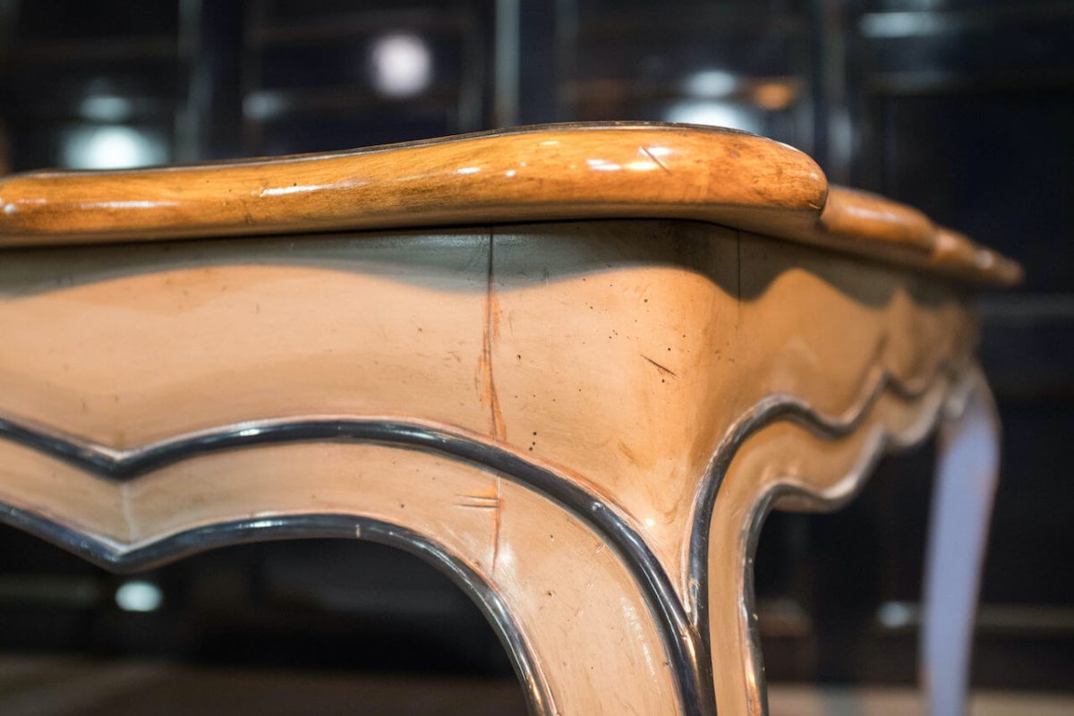 деревянный обеденный стол в столовую в старинном стиле