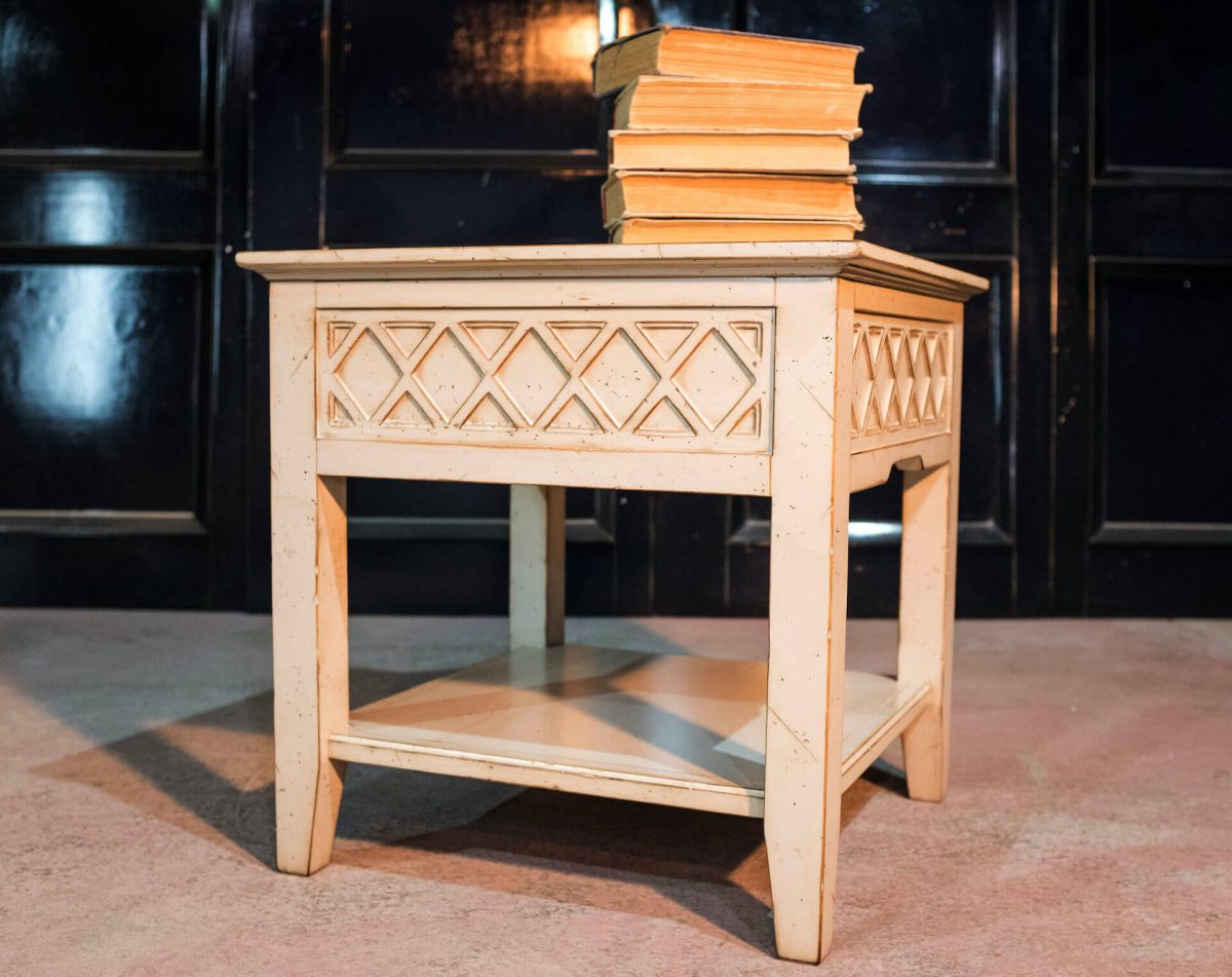 table en bois sous la lampe dans le style antique