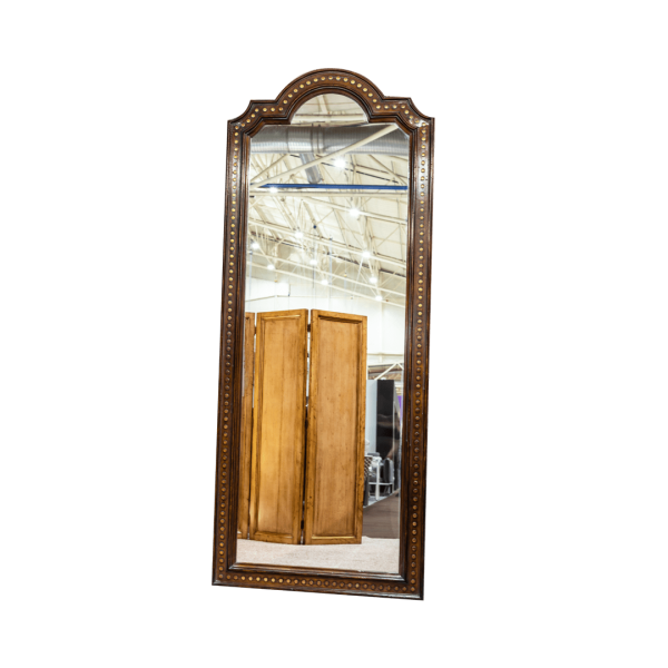 фигурное зеркало в деревянной раме в стиле винтаж