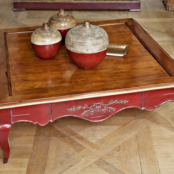 table basse en bois dans le style old Français