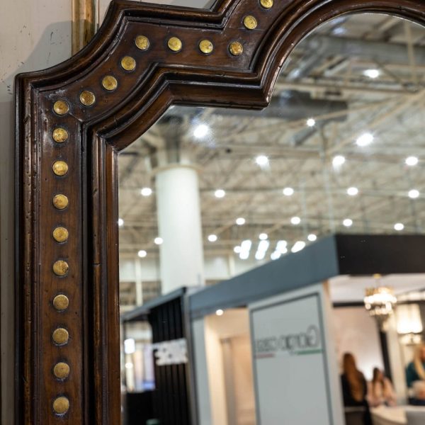 фігурне дзеркало в дерев'яній рамі в вінтажному стилі