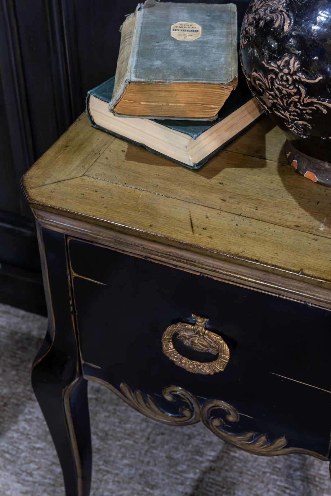старовинний журнальний столик на довгих ніжках з шухлядою
