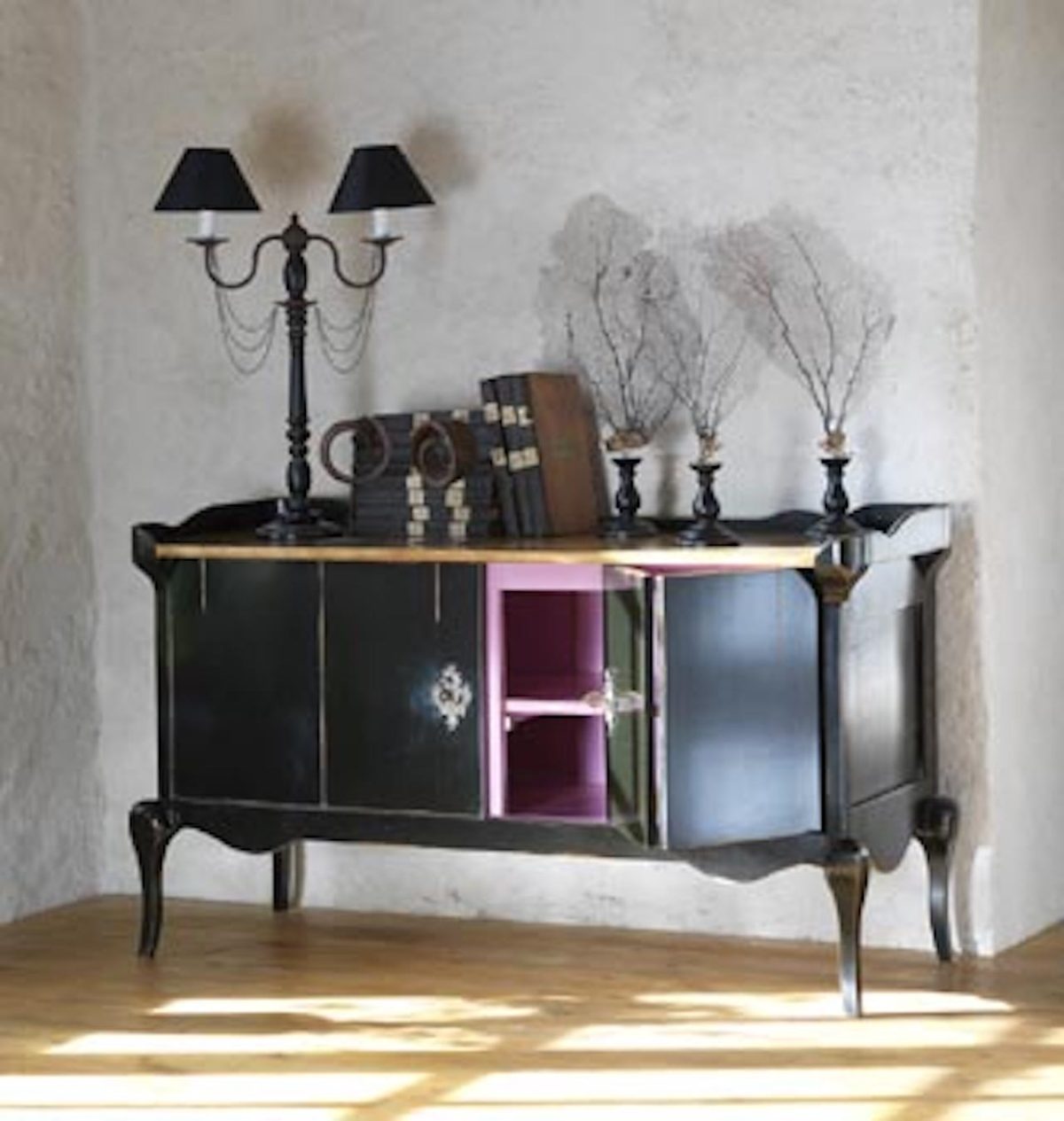 mobilier exclusif pour la maison - une commode antique en bois massif