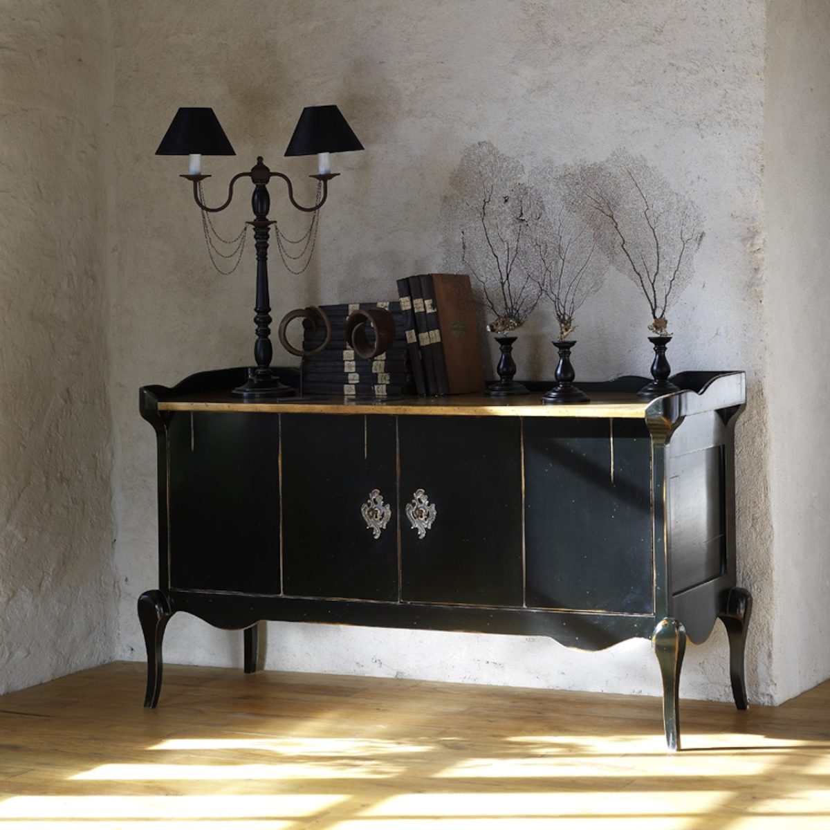 mobilier exclusif pour la maison - une commode antique en bois massif