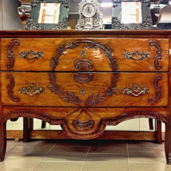 meubles en bois exclusifs fabriqués sur mesure par comd dans le style de Louis 15