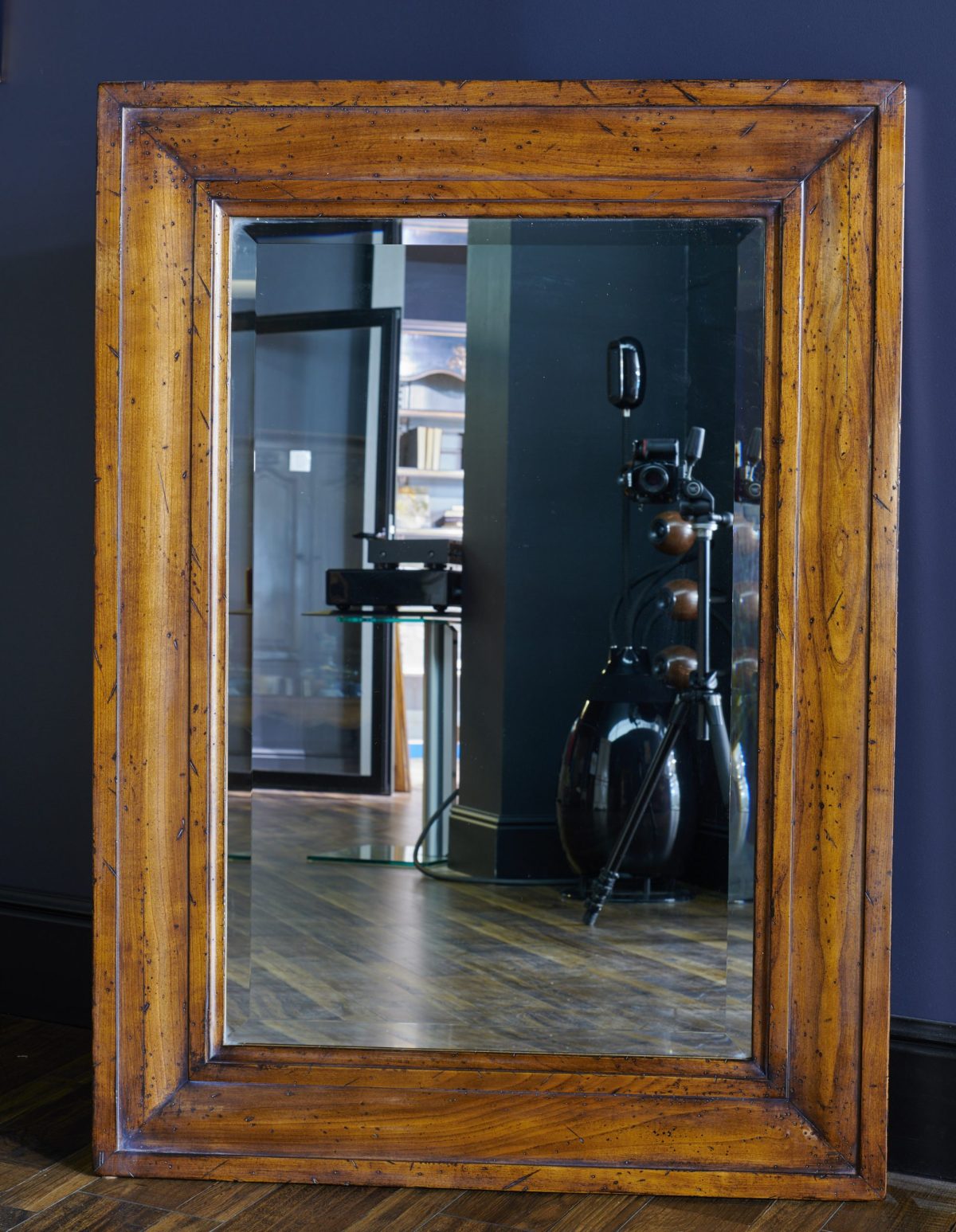 большое зеркало в деревянной раме в винтажном стиле