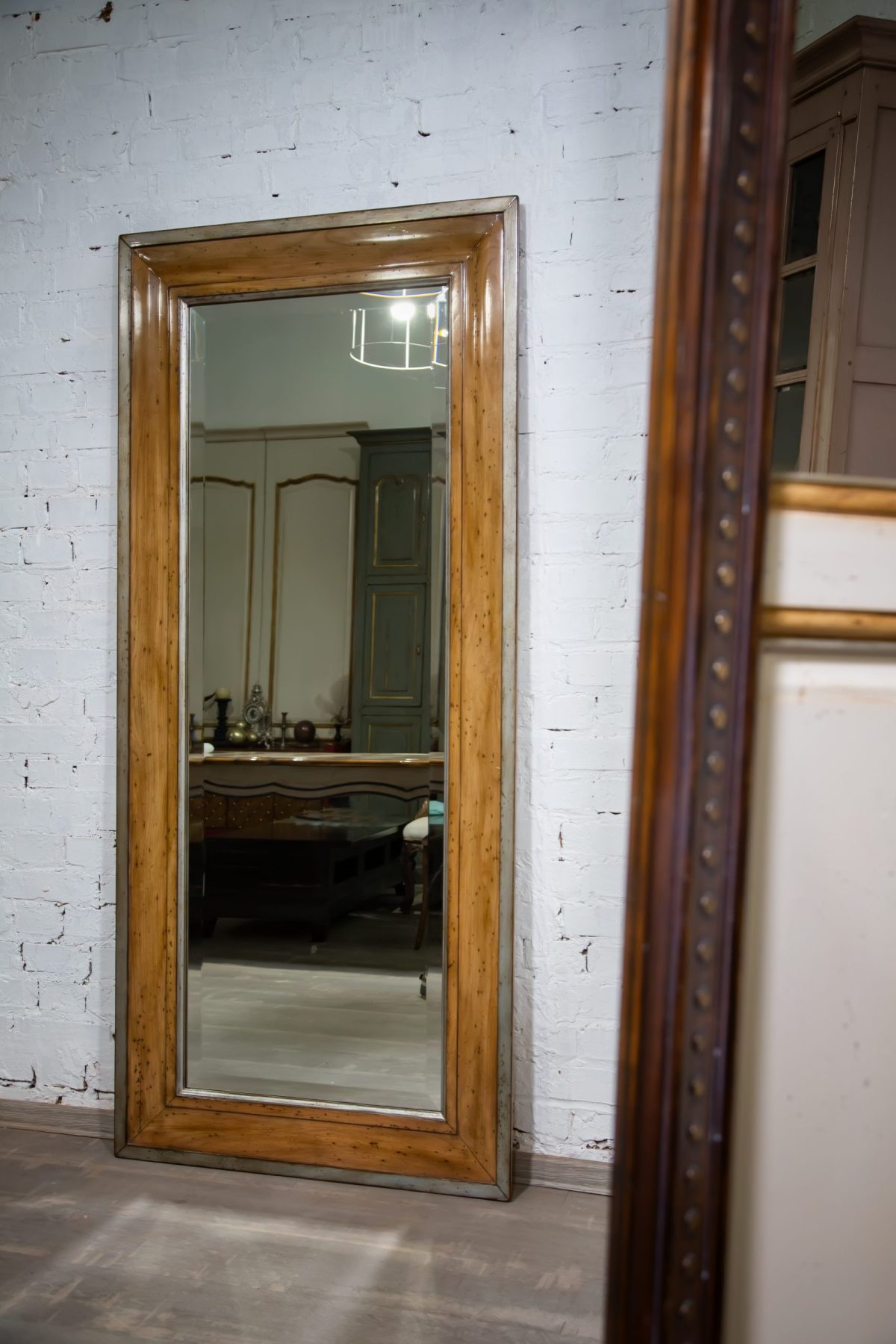 большое зеркало в деревянной раме в винтажном стиле